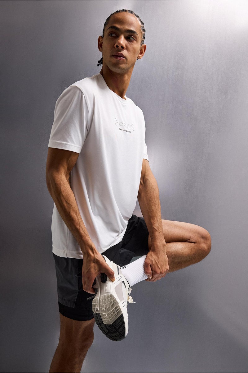 ديفاكتو تيشيرت قصة عادية مطبوع برقبة مستديرة - Image 3